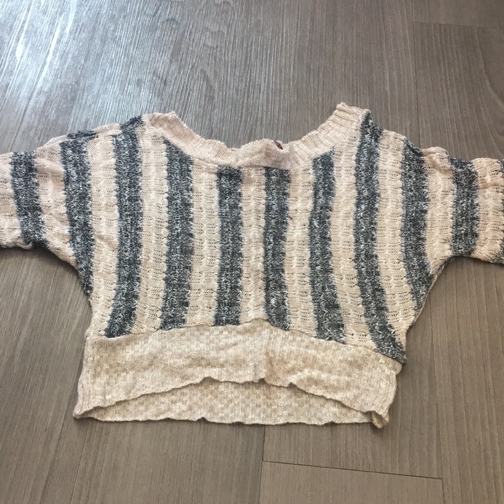 Vertical striped cropped sweater.